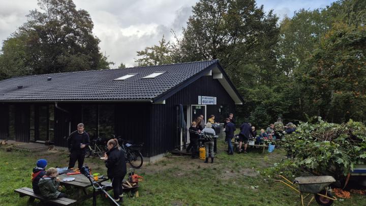 Spejdere og forældre til arbejdsdag ved vores hytte